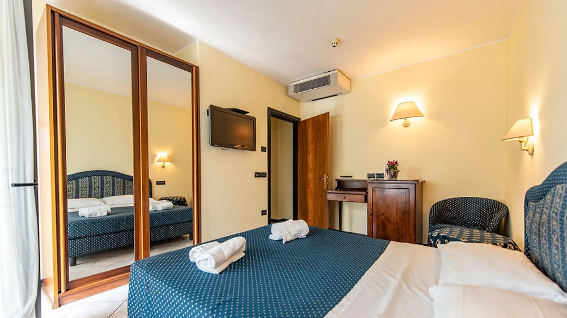 Yachting Hotel Mistral Sirmione 3*,